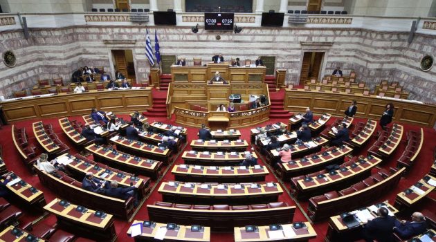 Νομοσχέδια για ομόφυλα ζευγάρια: Με διαξιφισμούς η συζήτηση στη Βουλή – Την Πέμπτη η ψηφοφορία