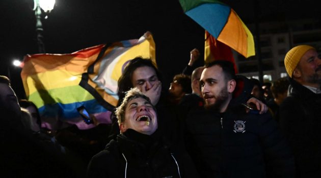 Πρώτο θέμα στον Guardian η ψήφιση του νομοσχεδίου – «Ελλάδα, η πρώτη ορθόδοξη χώρα που νομιμοποιεί τον γάμο ομοφύλων», λένε διεθνή ΜΜΕ