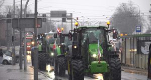 Πολωνία: Οι αγρότες εντείνουν τις κινητοποιήσεις – Κλείνουν τα συνοριακά…
