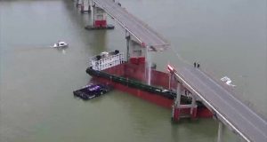 Δύο νεκροί, τρεις αγνοούμενοι από την πρόσκρουση πλοίου σε γέφυρα…