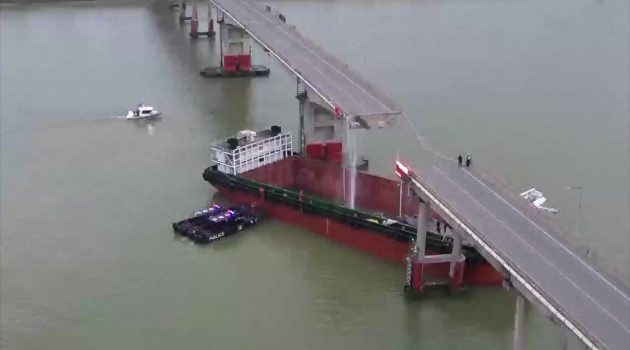 Δύο νεκροί, τρεις αγνοούμενοι από την πρόσκρουση πλοίου σε γέφυρα στη νότια Κίνα – Επιχείρηση διάσωσης σε εξέλιξη