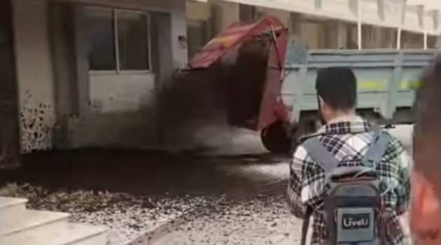 Μεσολόγγι: Αγρότες έριξαν κοπριά και σανό στο κτίριο της Περιφέρειας (Video – Photos)