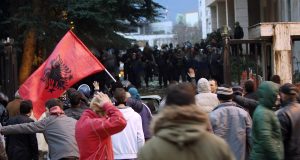 Αλβανία: Διαδηλωτές πέταξαν βόμβες μολότοφ πέτρες και καπνογόνα μπροστά από…