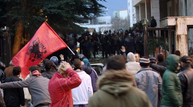 Αλβανία: Διαδηλωτές πέταξαν βόμβες μολότοφ πέτρες και καπνογόνα μπροστά από το πρωθυπουργικό γραφείο στα Τίρανα