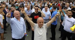 Αλβανία: Διαμαρτυρία της Ένωσης  Αγροτών, μπροστά από το Υπουργείο Γεωργίας…
