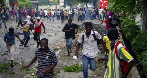 Αϊτή: Έξι νεκροί στις βίαιες αντικυβερνητικές διαδηλώσεις που απαιτούν την…