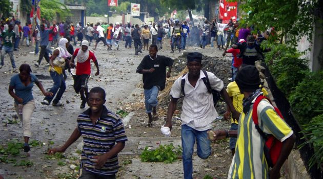 Αϊτή: Έξι νεκροί στις βίαιες αντικυβερνητικές διαδηλώσεις που απαιτούν την άμεση παραίτηση του πρωθυπουργού