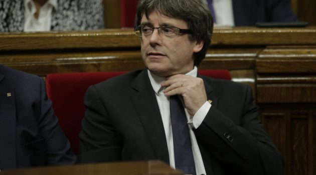 Ισπανία: Η δικαιοσύνη ξεκινά έρευνα για «τρομοκρατία» σε βάρος του Καταλανού αυτονομιστή ηγέτη Πουτζντεμόν
