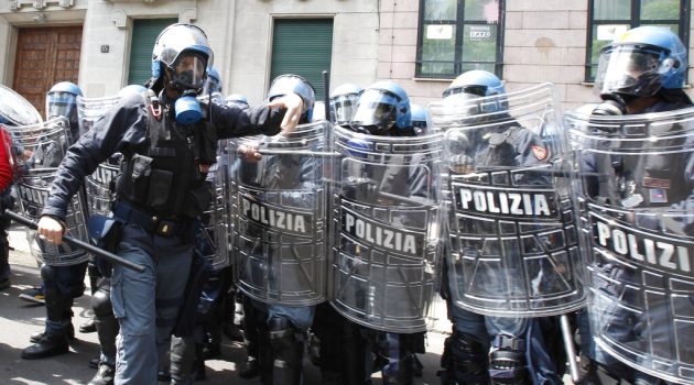 Ιταλία: Η κυβέρνηση «θωρακίζει» την Αστυνομία εν μέσω βίαιων περιστατικών εις βάρος φοιτητών
