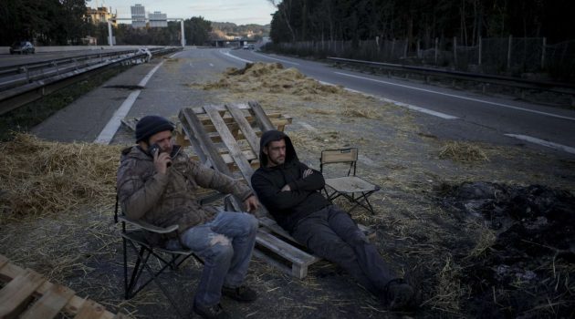 Έφυγαν από τις Βρυξέλλες οι αγρότες και ζητούν μέτρα ενίσχυσης – Τα τρακτέρ συνεχίζουν να «πολιορκούν» την Ιταλία