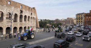 Ιταλία: Η κυβέρνηση συνεχίζει τον διάλογο με τους αγρότες –…