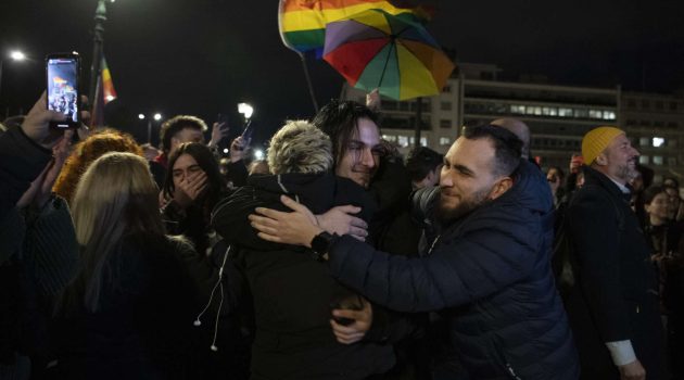 «Βουλευτές από όλο το πολιτικό φάσμα ψήφισαν στην Ελλάδα υπέρ του γάμου ομόφυλων» – Διεθνή ΜΜΕ για το νομοσχέδιο