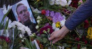 Οι ρωσικές αρχές απαγορεύουν συγκεντρώσεις και αποσύρουν λουλούδια από τα…