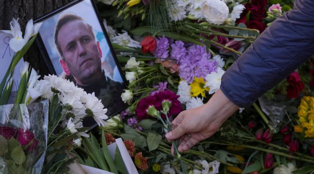Οι ρωσικές αρχές απαγορεύουν συγκεντρώσεις και αποσύρουν λουλούδια από τα αυτοσχέδια μνημεία για το θάνατο του Ναβάλνι