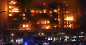 Φωτιά σε πολυκατοικία 14 ορόφων στη Βαλένθια – Τουλάχιστον επτά…