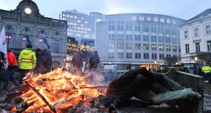 Βρυξέλλες: Φωτιές, πέτρες και συνθήματα από αγρότες εν όψει της…