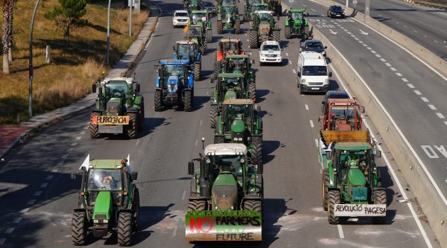 Ισπανία: Κλιμακώνουν τις κινητοποιήσεις τους οι αγρότες – Φήμες για κάθοδο τρακτέρ αύριο (10/2) στη Μαδρίτη