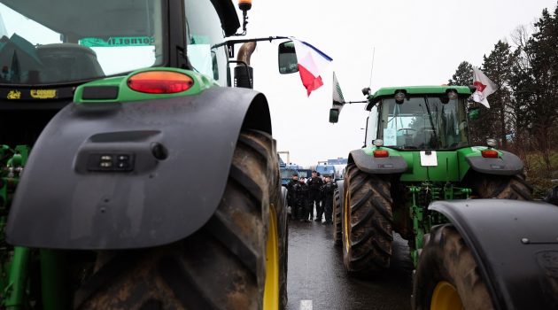 Γαλλία: Σταματούν τα μπλόκα – Ικανοποιημένοι οι αγρότες από τα νέα μέτρα