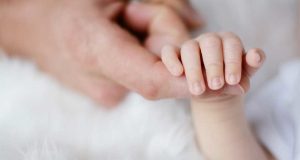 Επίδομα γέννησης: Αυξάνεται από 400 έως 1500 ευρώ – Αναλυτικά…