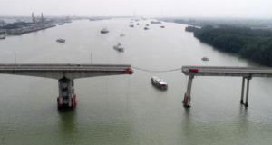 Κίνα: Τέσσερα οχήματα και μια μοτοσικλέτα έπεσαν από γέφυρα μετά…