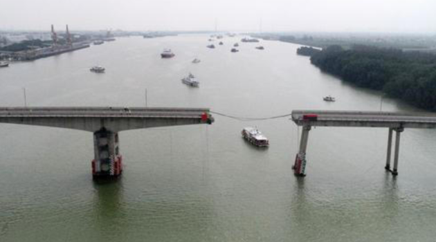 Κίνα: Τέσσερα οχήματα και μια μοτοσικλέτα έπεσαν από γέφυρα μετά από πρόσκρουση φορτηγίδας σε γέφυρα – Στους πέντε οι νεκροί