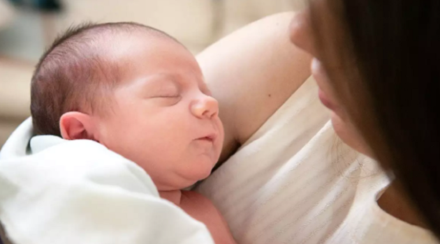 Επίδομα μητρότητας: Πόσο ανέρχεται, ποιους αφορά και τι προβλέπεται στην περίπτωση απόκτηση κοινού παιδιού από ομόφυλα ζευγάρια