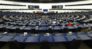 Ευρωκοινοβούλιο: Διεθνής έρευνα αποκαλύπτει την εμπλοκή 163 βουλευτών σε 253…