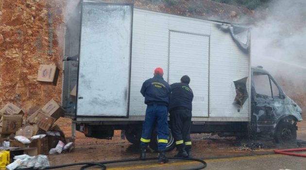 Φωτιά σε φορτηγό από το Αγρίνιο στον δρόμο προς Λευκάδα (Photos)