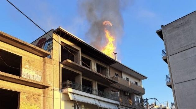 Αγρίνιο: Φωτιά σε σπίτι στην Ερυθραία – 14 άτομα της Πυροσβεστικής για την κατάσβεσή της (Photos)
