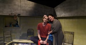 «Το Γάλα» του Βασίλη Κατσικονούρη: Τελευταίες παραστάσεις στο Θέατρο Σταθμός