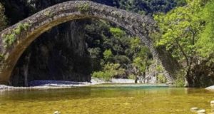 Αιτωλοακαρνανία: Το εντυπωσιακό Μεσαιωνικό Γεφύρι της Αρτοτίβας (Video)