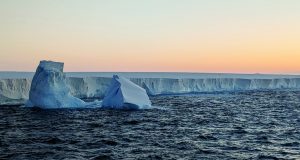 Το μεγαλύτερο παγόβουνο στον κόσμο δραπετεύει από την Ανταρκτική –…