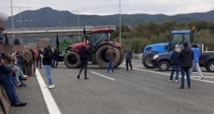 Αιτωλοακαρνανία: Αγρότες έκλεισαν την Ιόνια Οδό (Videos – Photos)