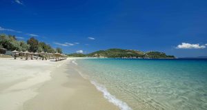 Σε δημόσια διαβούλευση το νομοσχέδιο για τις παραλίες – Τι…