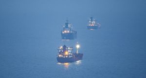 Bloomberg: Οι Έλληνες πλοιοκτήτες εγκαταλείπουν το εμπόριο ρωσικού αργού πετρελαίου
