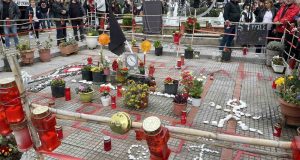Λάρισα: Απέραντη συγκίνηση στην πλατεία του ΟΣΕ – Αποκαλύφθηκε μνημείο…