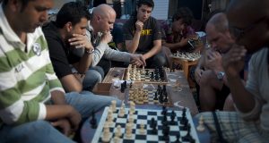 Ισπανία: Το πάθος για σκάκι στους δρόμους μεγαλώνει και γίνεται…
