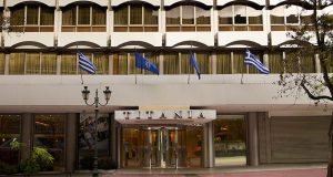 Σε ποιο όμιλο πέρασε το ιστορικό ξενοδοχείο «Τιτάνια» στην οδό…