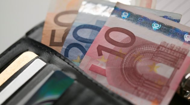 Έρευνα: Τέλος τα μετρητά για 7 στους 10 Έλληνες – Αγοράζουν μόνο οnline και πληρώνουν με κάρτα
