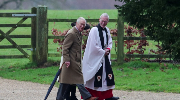 Ο βασιλιάς Κάρολος παρακολούθησε την Κυριακάτικη λειτουργία – Πρώτη δημόσια έξοδος μετά το εξιτήριο (video)