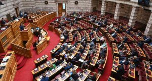 Ομόφυλα ζευγάρια: Ξεκινά στη Βουλή η συζήτηση του νομοσχεδίου