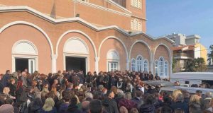 Αλεξανδρούπολη: Σκηνές αρχαίας τραγωδίας στην κηδεία του 15χρονου – «Είναι…