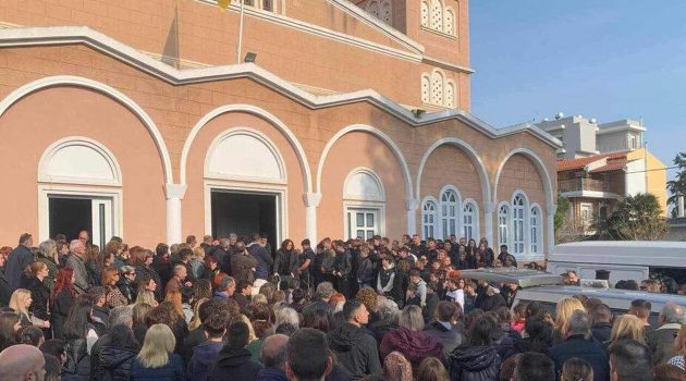Αλεξανδρούπολη: Σκηνές αρχαίας τραγωδίας στην κηδεία του 15χρονου – «Είναι πολύ άδικο»