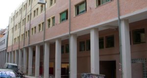 19chronos-georgianos-eisevale-me-sfyri-kai-machairi-se-gymnasio-travmatise-ton-diefthynti-kai-enan-mathiti