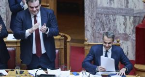 vouli-yperpsifistike-to-nomoschedio-gia-ta-mi-kratika-a-e-i
