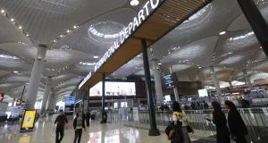 Κωνσταντινούπολη: Σκύλοι θεραπείας στο αεροδρόμιο για χαλάρωση των επιβατών πριν…