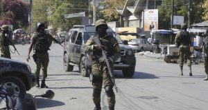 Αϊτή: Σε «κατάσταση πολιορκίας» η πρωτεύουσά της – Εσπευσμένη απομάκρυνση…