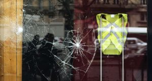 Γαλλία: Νεαροί επιτέθηκαν σε αστυνομικό τμήμα με αφορμή τον θάνατο…