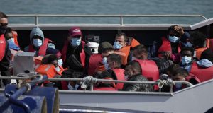 Απέλαση μεταναστών μετά πληρωμής στη Βρετανία: Η κυβέρνηση θα πληρώνει…