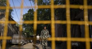 Ινδία: Η αστυνομία συνέλαβε τρεις άνδρες που κατηγορούνται ότι βίασαν…